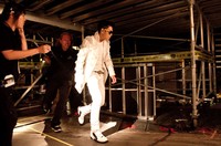 TOP berjalan di bawah panggung dengan kostum serba putih. (dok. YG Entertainment)