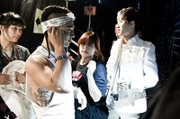 Persiapan Taeyang (kiri) dan Daesung (kanan) sebelum konser di mulai. (dok. YG Entertainment)
