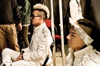 G-Dragon (kiri) dan Taeyang saat berada di backstage. (dok. YG Entertainment)