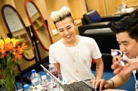 G-Dragon menghabiskan waktu bersama kru YG Entertainment di backstage. (dok. YG Entertainment)