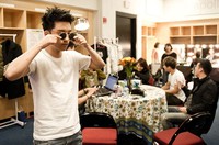Seungri tampil santai dengan kaos putih sebelum bertemu dengan para awak media menjelang konser. (dok. YG Entertainment)