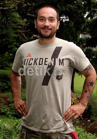 Gary berperan sebagai seorang gay yang macho.