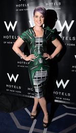 Gaya Futuristik Kelly Osbourne