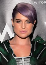 Gaya Futuristik Kelly Osbourne