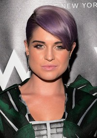 Kelly tetap setia dengan rambut ungunya. (Andrew H. Walker/Getty Images).