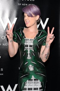Kelly berpose dengan gaya 'peace'. (Andrew H. Walker/Getty Images).