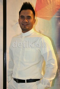 Saipul Jamil tampil serba putih dari atas sampai bawah.