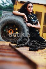 Pose Hot Savanah Saraswati