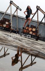 Pose Hot Savanah Saraswati