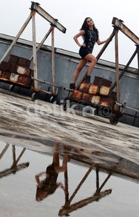 Ia pernah tampil di video klip band LYLA.