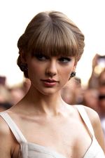 Taylor Swift Cantik Seperti Boneka