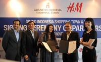 PT. Hindo Indonesia, pemegang franchise H&M di Indonesia dan Grand Indonesia Shopping Town melakukan penandatanganan kerjasama di Jakarta, Jumat (30/11).  (dok Grand Indonesia)