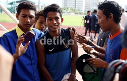 Andik diserbu penggemarnya seusai latihan di lapangan INSPEN, Malaysia.