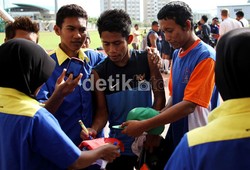 Andik meladeni penggemarnya yang meminta tanda tangan.