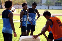 Andik dan Bambang Pamungkas saat mengikuti latihan jelang melawan Malaysia di lapangan INSPEN.