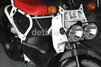 Motor memiliki headlamp yang unik, berukuran besar dan 2 lampu.