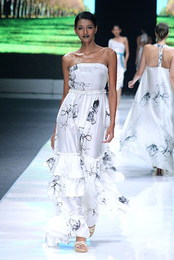 May & June by Barli Asmara. Jakarta Fashion Week 2013 at Plaza Senayan. Jakarta. [Photo: Mohammad Abduh/Wolipop]