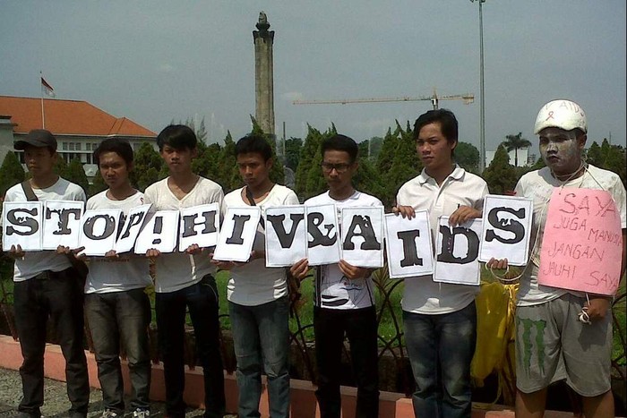 Peringati Hari AIDS, Puluhan Mahasiswa Keliling di Tugu Muda Semarang