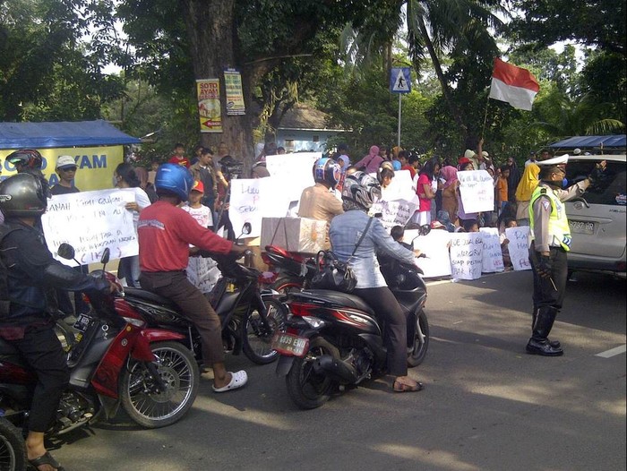 Warga Kompleks TNI Dwikora Lesehan di Jl Raya Bogor, Macet 2 Km
