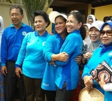 Istri Jokowi Kompak Tanam Pohon Bareng Bu Ani di BKT