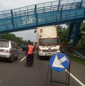 Jembatan Besi di Tol Semarang Ambruk Tersangkut Trailer