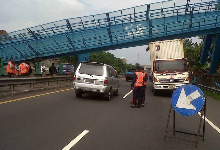 Jembatan Besi di Tol Semarang Ambruk Tersangkut Trailer