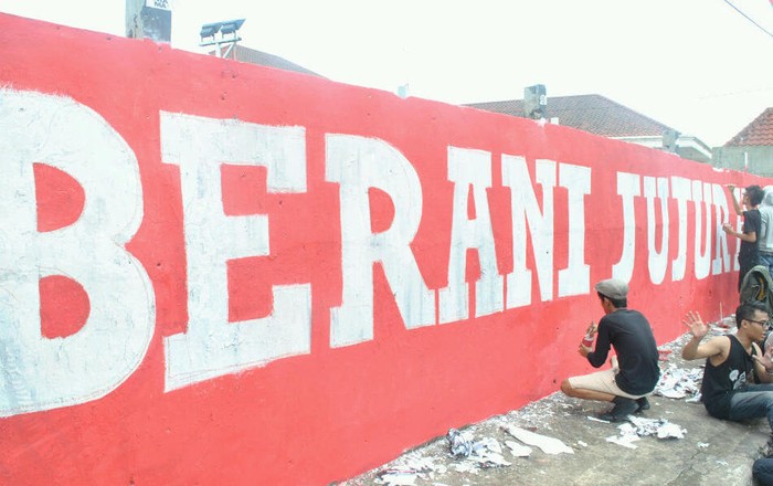 Seniman Jalanan Buat Mural Berani Jujur Hebat Sepanjang 15 Meter