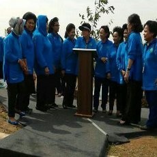 Ibu-ibu Tanam 778 Pohon di Sepanjang Banjir Kanal Timur