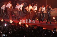 Ia bersama beberapa penari berhasil menggoyang penonton dengan membawakan sejumlah lagu.