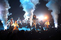 Tata panggung, kostum hingga efek lighting dan laser yang apik semakin membuat konser tersebut sangat spektakuler.