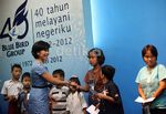 Anak-anak Pengemudi Blue Bird Terima Beasiswa
