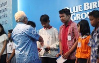Para penerima beasiswa adalah anak-anak dari pengemudi yang telah meninggal dunia saat mereka masih bekerja dan anak-anak yang memerlukan perlakuan khusus (cacat).