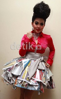 Rok itu pun dibuat dari koran dan tabloid yang terdapat artikel perjalanan kariernya selama 4 tahun ini.