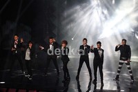 Morgan Cs tampil dengan busana bernuansa hitam.