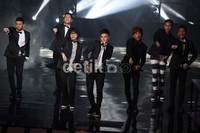 Seperti biasa, penampilan SM*SH selalu disambut meriah penggemarnya.