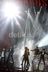SM*SH tampil di atas panggung SCTV Awards.