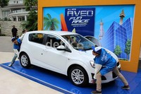 1 Tim peserta berpose dengan Aveo. 6 tim ini berhasil mengalahkan 2.000 orang yang mendaftar. Di setiap kota, peserta diwajibkan menaklukkan 3 tantangan dan 6 speed yang terkait fitur-fitur  Aveo, mulai dari kabin, mesin, dan transmisi.