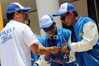 Direktur Pemasaran PT GM Indonesia Yuniadi H Hartono menyerahkan petunjuk yang harus diikuti peserta selama reli.