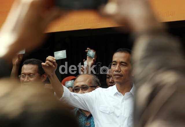 Jokowi Soal Pemberian KTP di Grey Area: Nanti Diseleksi & Dikoreksi