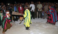 Sebelum pesta digelar, mereka menyambut tamu dengan diiringi tarian dan syair. Gus Mun/detikcom.