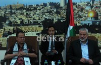 Ketua Komisi I DPR Mahfudz Siddiq berbincang dengan PM Palestina Ismail Haniyya.