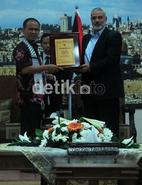 Ketua Komisi I DPR Mahfudz Siddiq bertukar cinderamata dengan PM Palestina Ismail Haniyya.