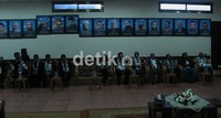 Rombongan delegasi diterima di ruang tamu yang luasnya kurang lebih 10 x 10 meter. Ruangan itu tampak sederhana. Tak ada fasilitas mewah yang mencolok, hanya AC dan wastafel di salah satu sudut ruangan. Namun yang mencolok dua gambar besar Masjidil Aqsha yang terdapat di tembok yang saling berhadapan di ruangan itu. Selain itu terdapat dinding yang memuat foto-foto mantan pemimpin Hamas.