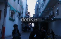 Tempat tinggal Haniyya terletak di permukiman padat penduduk. Kediamannya terletak di gang yang lebarnya kurang lebih lima meter.