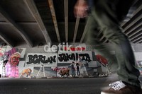Para seniman Jakarta dan Jerman berkolaborasi membuat mural di bawah Jembatan Jalan Blora, Sudirman, Jakarta.