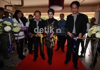 Rossa bersama Owner Diva Karaoke memotong pita tanda peresmian outlet baru Diva Karaoke di Thamrin City.