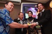 Rossa juga memotong tumpeng.