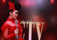 Syahrini dan penghargaan Penyanyi Paling Ngetop SCTV Awards 2012.