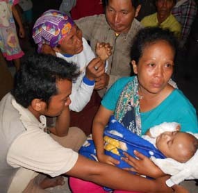 Ibu Muda Bacok Istri Tetangga dan Bayinya