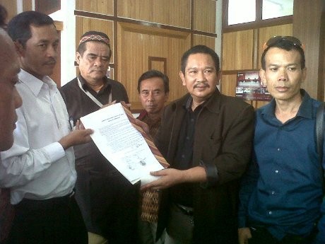 Tuntutan Massa Soal Nikah 4 Hari Bupati Garut: Bupati Harus Mundur!